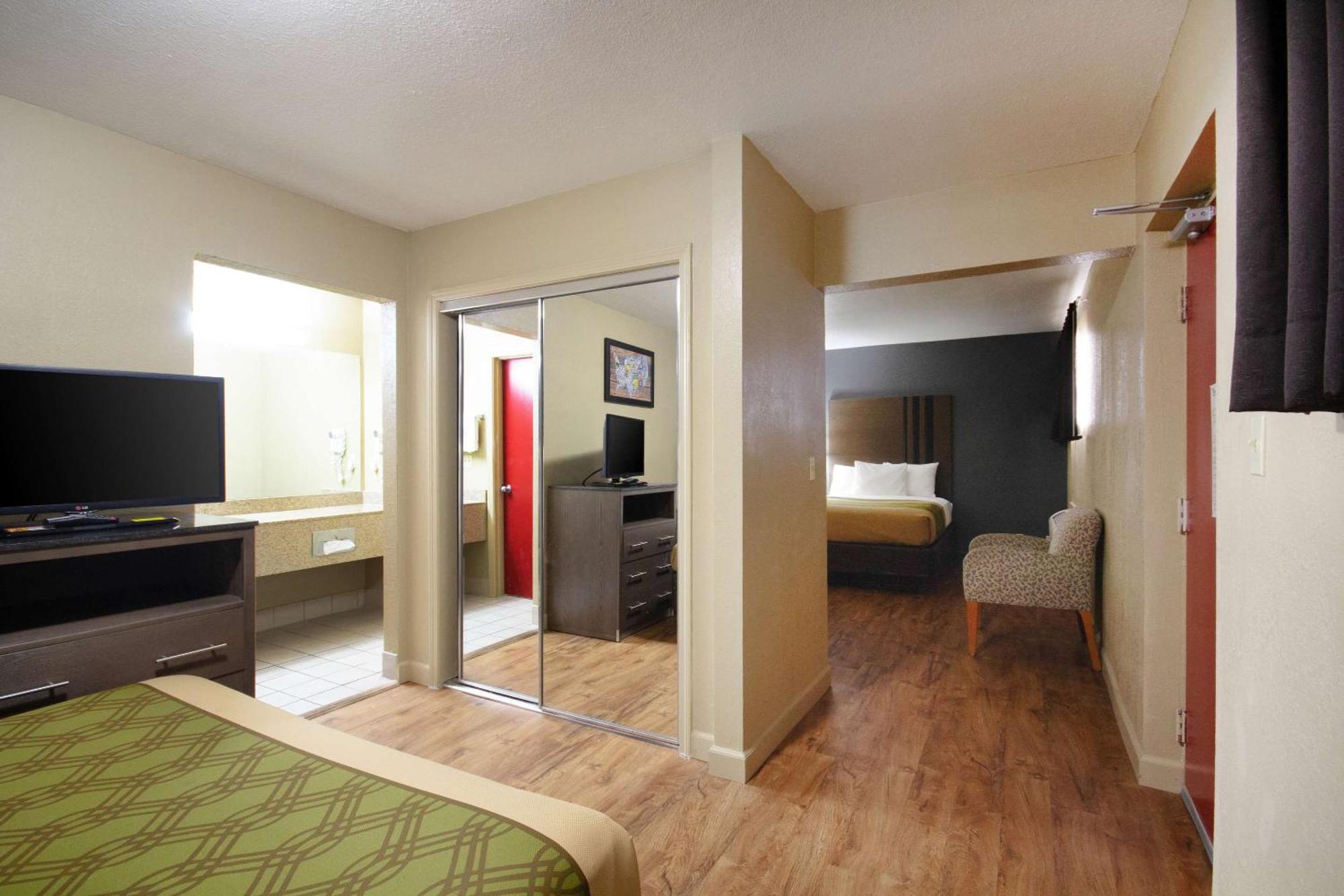 Econo Lodge Inn & Suites I-35 At Shawnee Mission Overland Park Exteriör bild