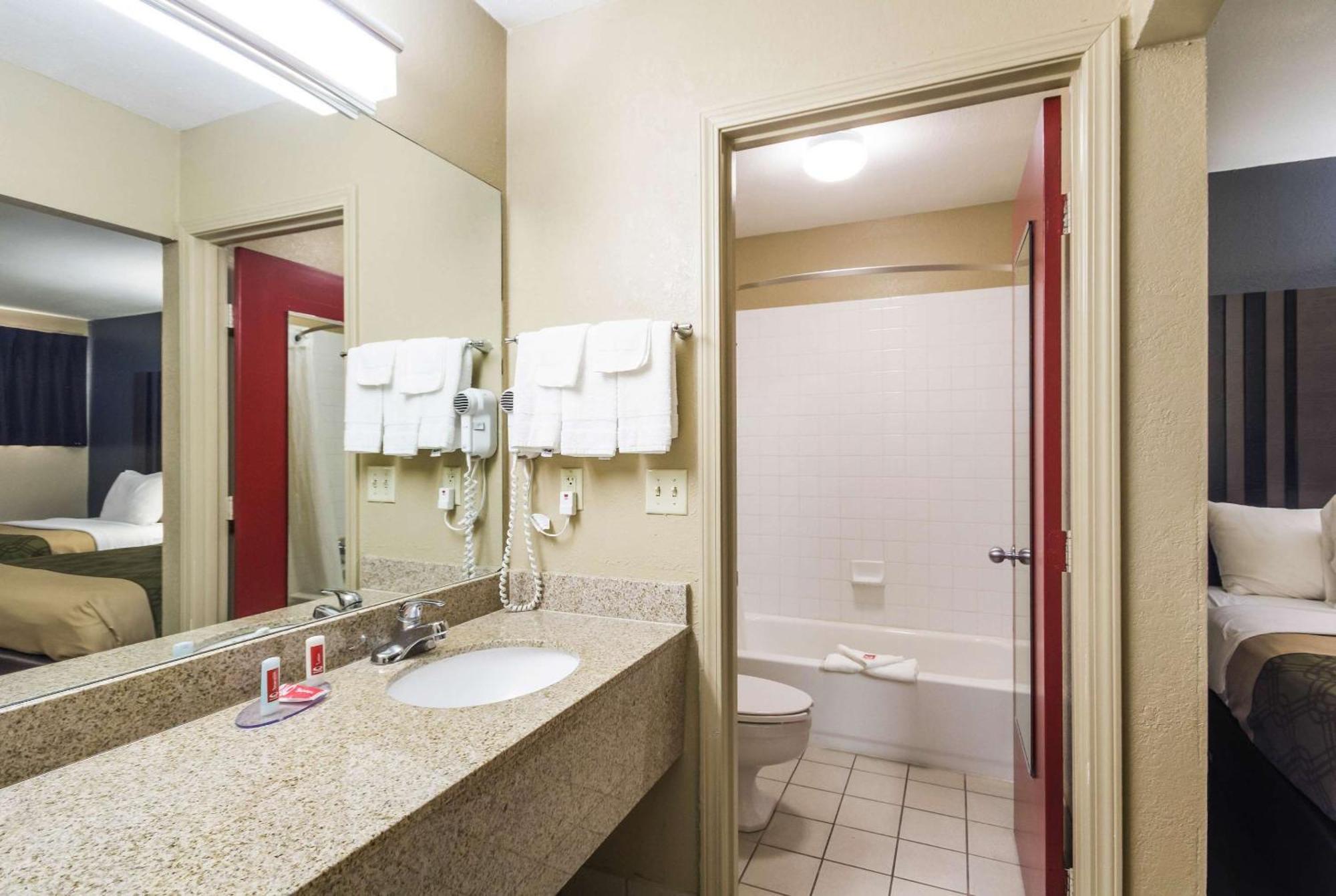 Econo Lodge Inn & Suites I-35 At Shawnee Mission Overland Park Exteriör bild