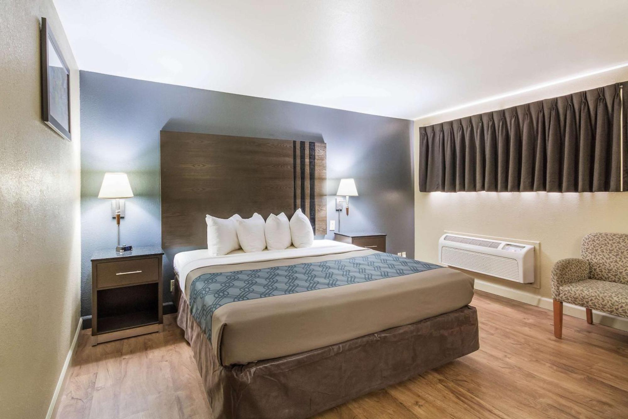 Econo Lodge Inn & Suites I-35 At Shawnee Mission Overland Park Exteriör bild