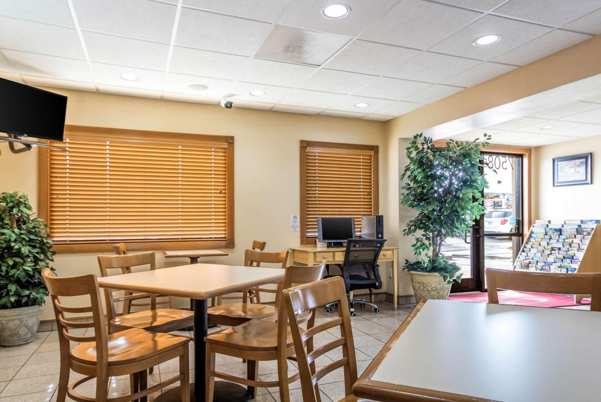 Econo Lodge Inn & Suites I-35 At Shawnee Mission Overland Park Exteriör bild