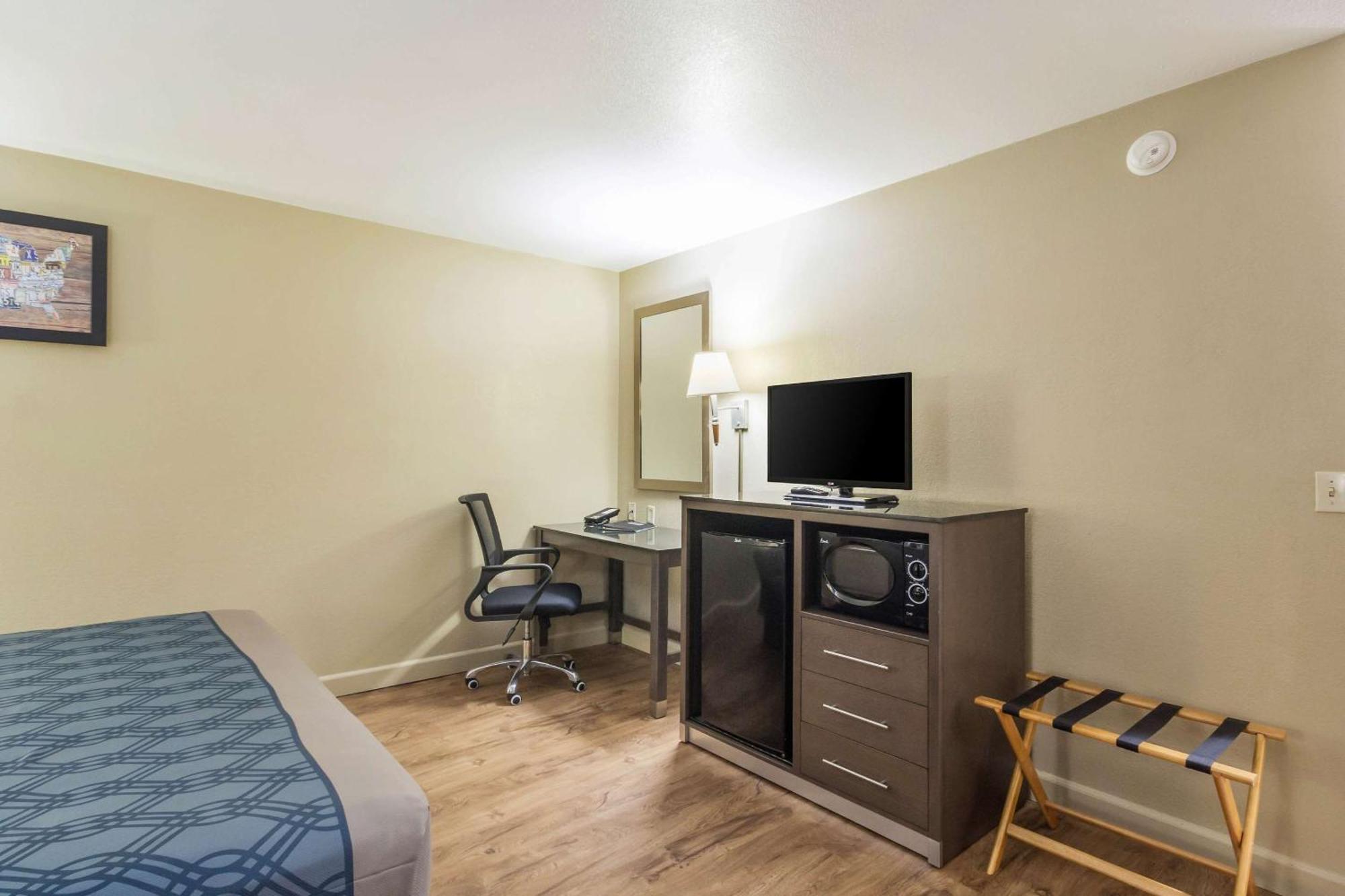 Econo Lodge Inn & Suites I-35 At Shawnee Mission Overland Park Exteriör bild