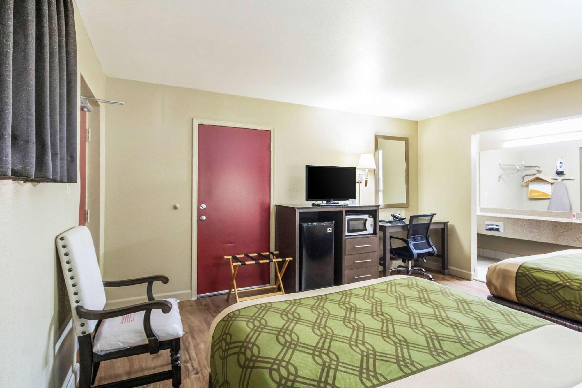 Econo Lodge Inn & Suites I-35 At Shawnee Mission Overland Park Exteriör bild