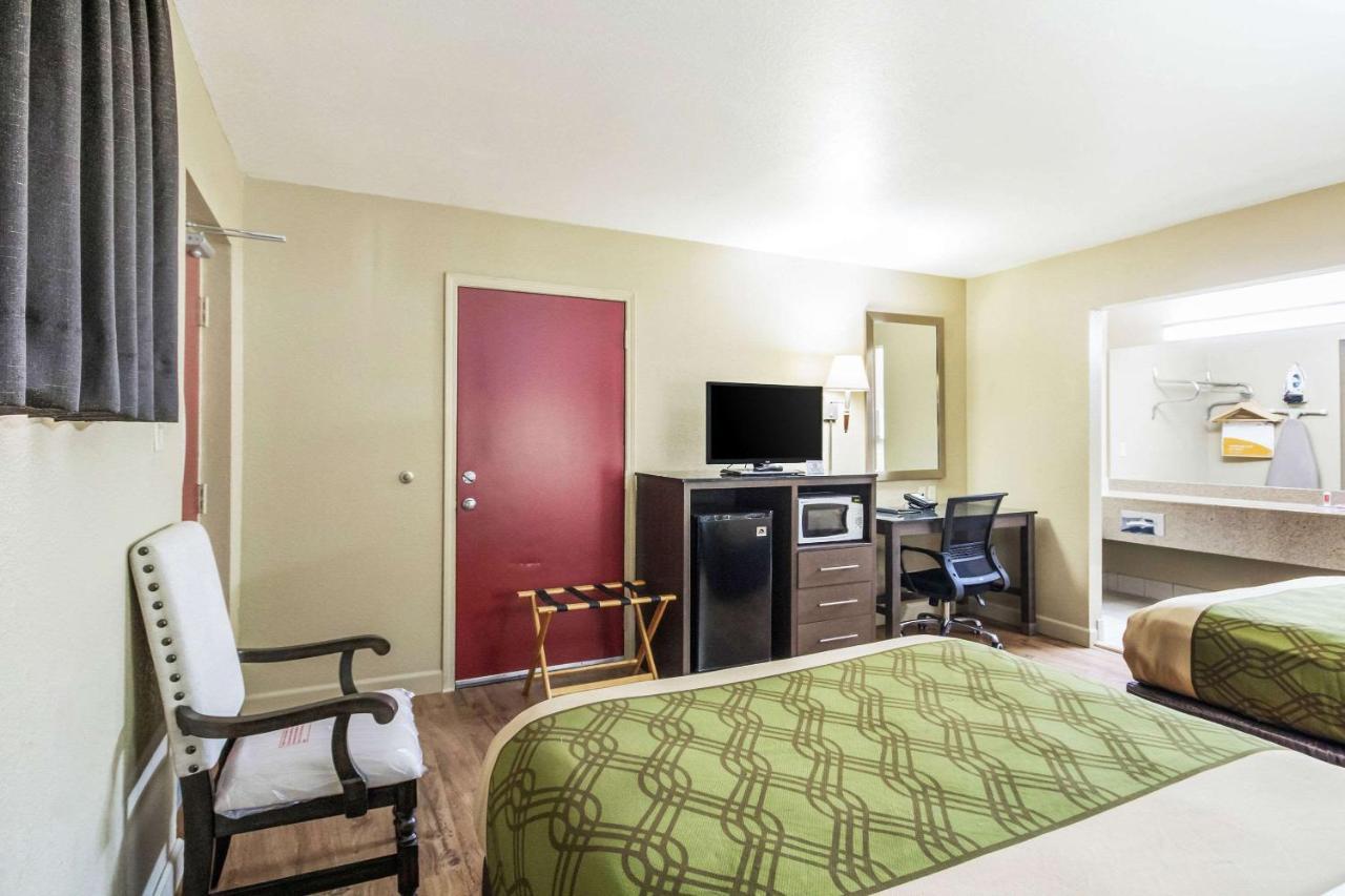 Econo Lodge Inn & Suites I-35 At Shawnee Mission Overland Park Exteriör bild