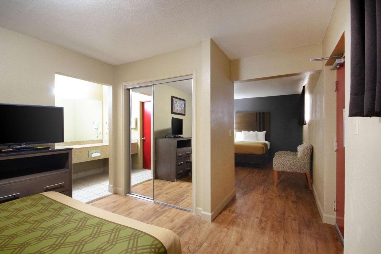 Econo Lodge Inn & Suites I-35 At Shawnee Mission Overland Park Exteriör bild