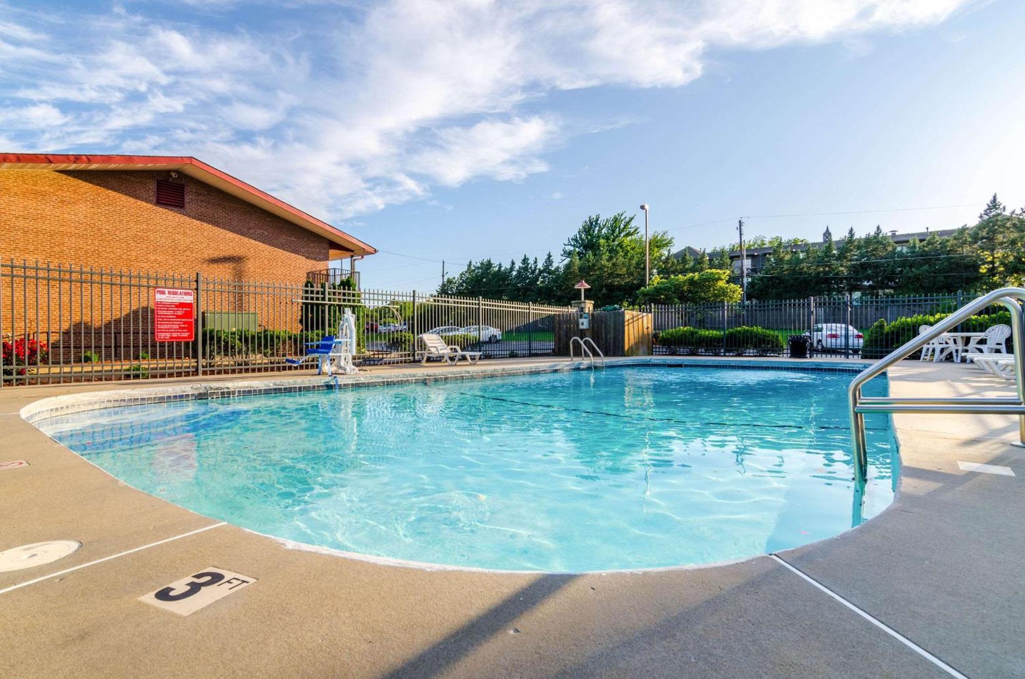Econo Lodge Inn & Suites I-35 At Shawnee Mission Overland Park Exteriör bild